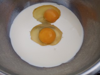 4、奶香鸡蛋布丁,加入鸡蛋