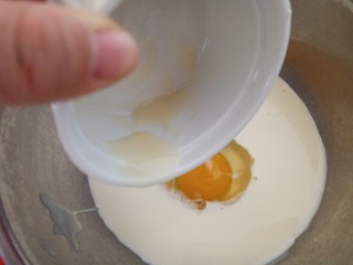 5、奶香鸡蛋布丁,加入炼乳