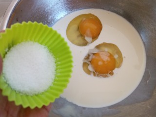 6、奶香鸡蛋布丁,加白糖