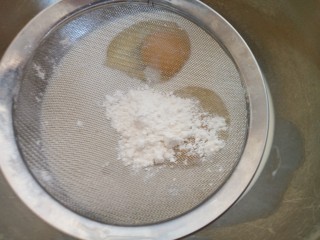 7、奶香鸡蛋布丁,过筛低粉拌匀