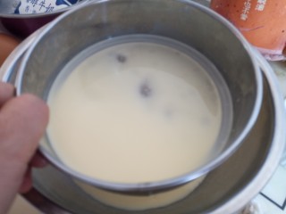 8、奶香鸡蛋布丁,过筛到烤碗中