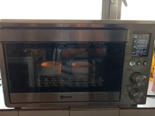 10、奶香鸡蛋布丁,东菱烤箱200度预热，烤20分钟