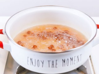 8、珍珠奶茶,锅中加入水，烧开后放入搓好的珍珠，搅拌一下，中火煮15~20分钟，具体时间根据珍珠的大小而定。煮好后关火，继续焖15分钟。煮好的珍珠呈枣红透明状