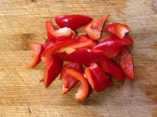 3、五彩缤纷炒时蔬,红椒切成小块