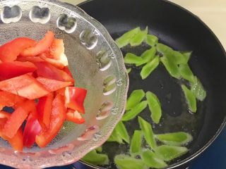 9、五彩缤纷炒时蔬,倒入红椒翻炒