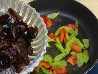 10、五彩缤纷炒时蔬,倒入黑木耳翻炒