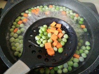 4、豌豆牛肉粒,焯水到豌豆饱满,胡萝卜鲜亮