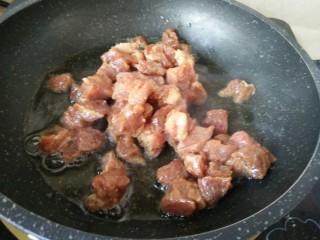 6、豌豆牛肉粒,另起锅加油烧热放入腌好的牛肉丁翻炒