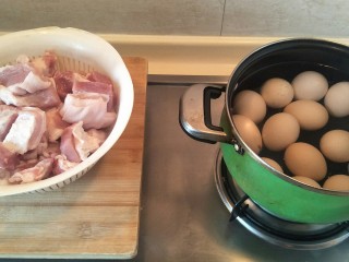 2、江湖中失传已久的红烧肉,鸡蛋煮熟剥壳，红烧肉洗净切段。