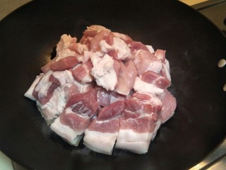 5、江湖中失传已久的红烧肉,直接小火烫猪皮烫到猪皮明显发起来。