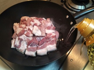 7、江湖中失传已久的红烧肉,倒油。还是小火先两分钟后煸炒。