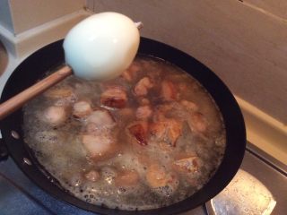 14、江湖中失传已久的红烧肉,把之前准备好的????用筷子戳下让味道更好进入