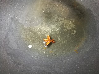 3、四季都宜的西红柿土豆浓汤,起油锅，倒少许油，先放一颗大料爆香