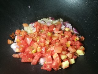 5、四季都宜的西红柿土豆浓汤,放西红柿丁炒出汁儿