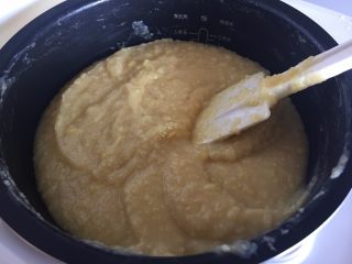 4、家庭自制绿豆糕,搅拌，成糊状；