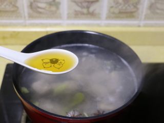 4、糖醋排骨,加入2汤匙料酒