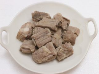 6、糖醋排骨,排骨煮好后捞出备用