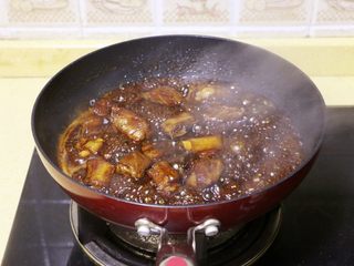13、糖醋排骨,慢慢烧至收汁即可盛出