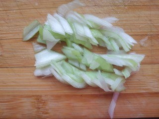 1、虾仁鸡蛋芝士焗饭,葱切碎