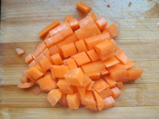 2、虾仁鸡蛋芝士焗饭,胡萝卜切小丁