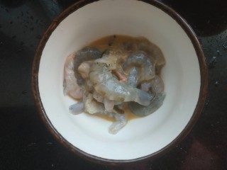 3、虾仁鸡蛋芝士焗饭,大虾去皮去虾线，放入一勺生抽一勺料酒适量淀粉，搅拌均匀，放置一会儿