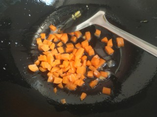 6、虾仁鸡蛋芝士焗饭,放入胡萝卜翻炒至断生