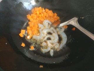 7、虾仁鸡蛋芝士焗饭,放入虾仁翻炒至变色