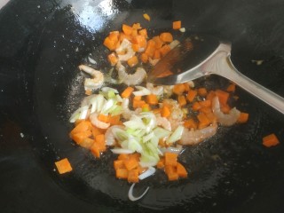 8、虾仁鸡蛋芝士焗饭,放入葱花