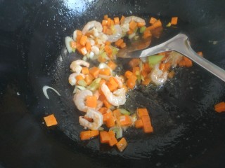 9、虾仁鸡蛋芝士焗饭,翻炒均匀