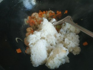 10、虾仁鸡蛋芝士焗饭,放入米饭