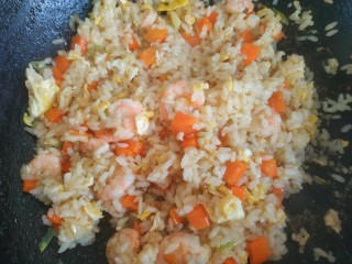 14、虾仁鸡蛋芝士焗饭,翻炒均匀