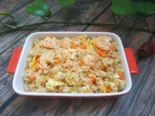 15、虾仁鸡蛋芝士焗饭,盛出放入烤盘