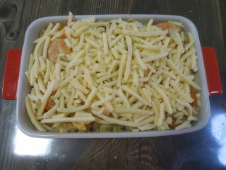 16、虾仁鸡蛋芝士焗饭,上面撒上芝士