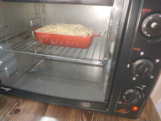 17、虾仁鸡蛋芝士焗饭,放入烤箱，中层。上下火200度，烤 15分钟