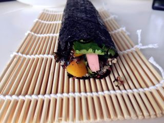 9、健康低卡餐-秘鲁三色藜麦寿司,用寿司卷帘卷起