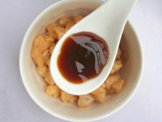 4、鲜嫩不柴的鸡胸肉,一勺蚝油。