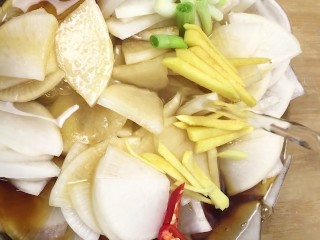 6、酸辣萝卜,加入葱姜，小米辣，生抽，白糖，白醋，加入凉白开拌匀，加凉白开盖过萝卜即可