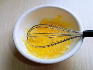 3、6寸紫薯戚风蛋糕,先做蛋黄糊，蛋黄用手动打蛋器打散，加入牛奶继续打均匀至看不到牛奶。