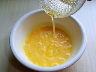 4、6寸紫薯戚风蛋糕,加入玉米油，使油与蛋液完全融合再一起，(色拉油也可以，但是一定要无味的)不建议使用黄油或橄榄油。