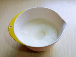 8、6寸紫薯戚风蛋糕,加入三分之糖，继续高速打发，蛋清泡消失。