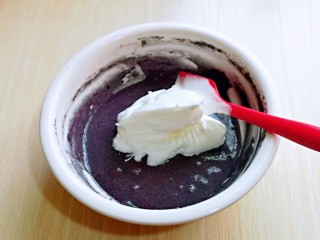 11、6寸紫薯戚风蛋糕,取三分之一的蛋白霜加入蛋黄糊中，翻拌手法直至看不到蛋白霜。