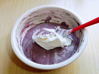 12、6寸紫薯戚风蛋糕,再取三分之一的蛋白霜加入蛋黄糊中，继续上面的手法，翻拌直至看不到蛋白霜。