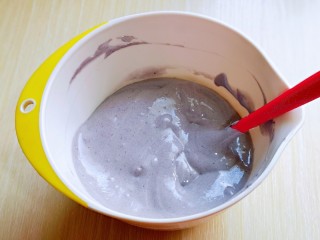 13、6寸紫薯戚风蛋糕,最后将蛋黄糊倒入蛋白霜的容器中，继续翻拌手法，直至看不到蛋白霜即可。