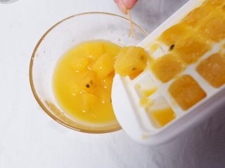 3、续命香芒百香果冰格吃法,冷冻完就是酱紫啦，特别好看，可以用牙签轻轻勾出来