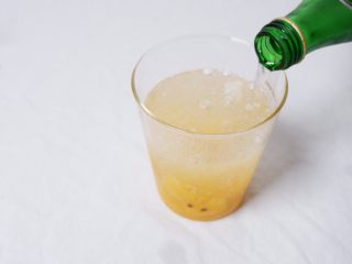 5、续命香芒百香果冰格吃法,倒入苏打水，8分满即可