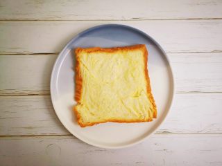 2、芝士卷,用擀面杖将吐司擀薄