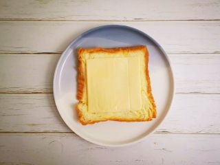 3、芝士卷,放上一片芝士