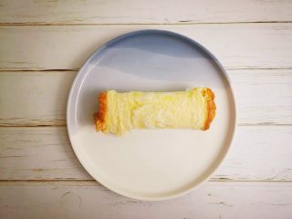 4、芝士卷,将吐司卷起，并用鸡蛋液封口