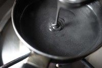 10、黑芝麻糊,滤出的黑芝麻水按照想喝分量倒在奶锅中，根据口味加冰糖，中火加热，边加热边用小型手动蛋抽搅拌，芝麻糊会越来越粘稠；