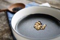 12、黑芝麻糊,过滤的步骤虽然费时，但光滑细腻的成品绝不会让你失望，加几块核桃在表面，配搭更加经典。